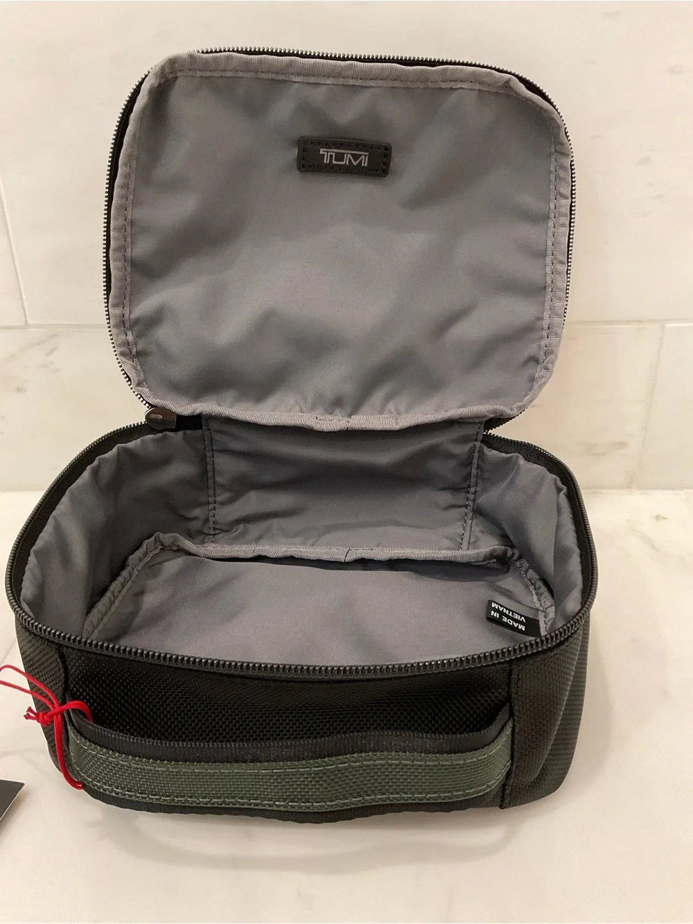 NEW TUMI Zippered CUBE TRAVEL POUCH - Cosmetic Bag - SPRUCE GREEN